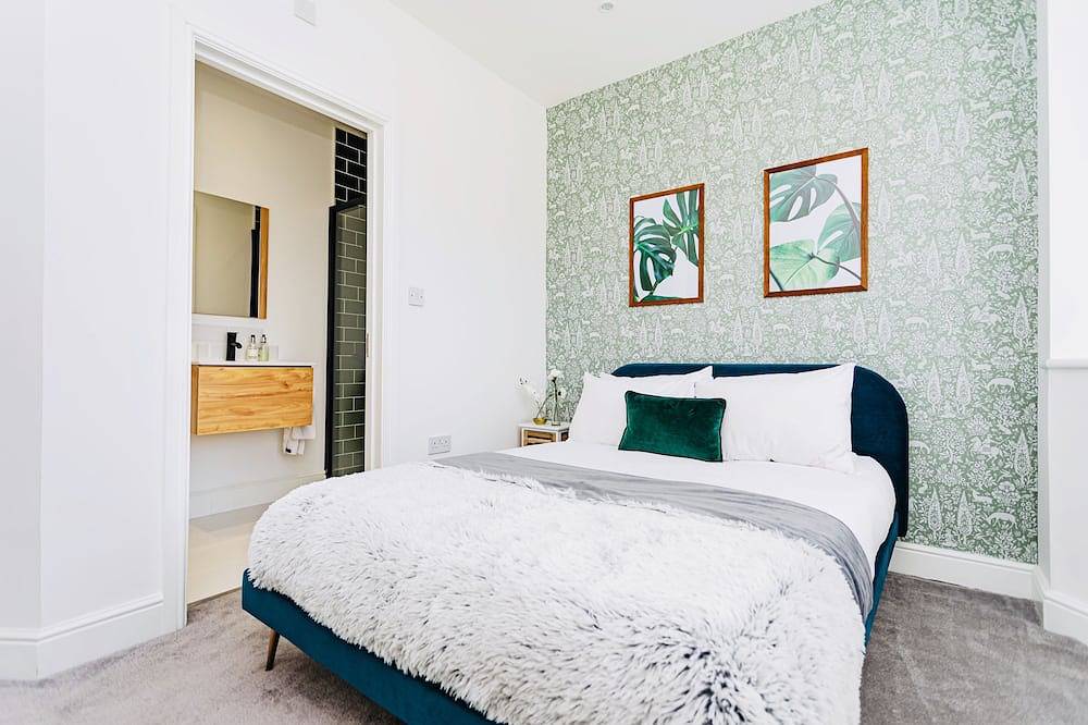 Sea salt Chalet- luxury sleeps 10 + playroom in Barton on Sea, Hampshire