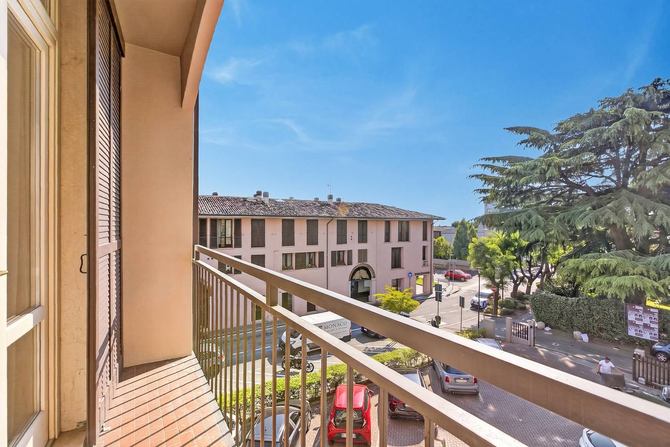 Appartamento intero, Incantevole appartamento con 1 camera da letto e balcone vicino alla spiaggia e alla vita notturna in Desenzano del Garda, Prealpi Gardesane