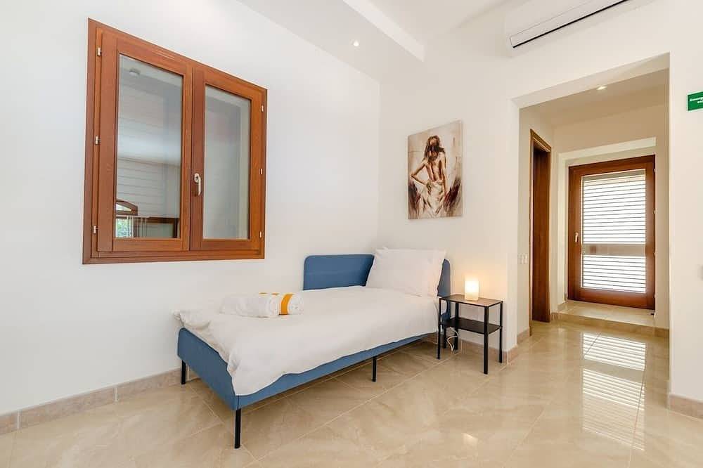 Fort villa retreat: Jacuzzi, pools, 2 min to ferry in Għajnsielem, Gozo