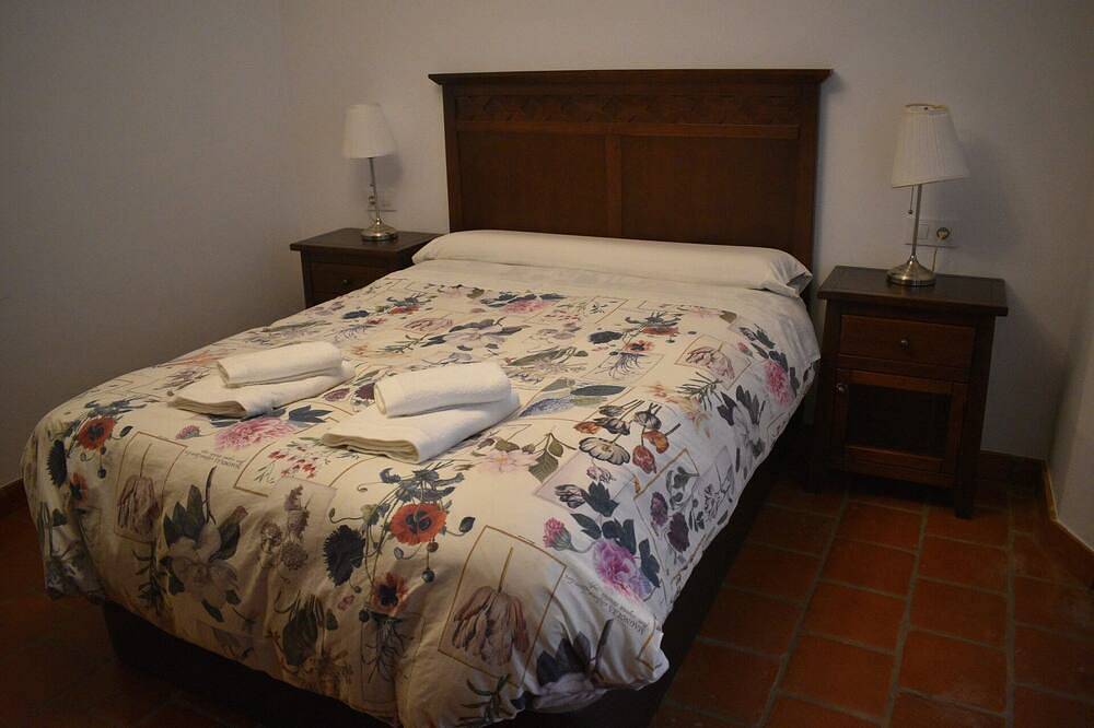 Entire apartment, Bodeguetas 1 bedroom with patio pets welcome in Constantina, Sierra Morena