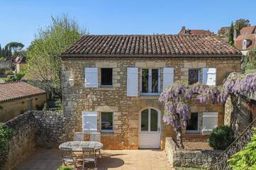 Gîte pour 4 personnes, avec piscine ainsi que terrasse et vue, animaux acceptés à Domme
