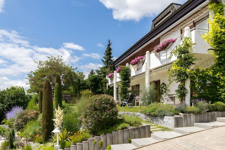 Geheel appartement, Appartement 'Studiowohnung' met bergzicht, gedeeld terras en wifi in Gailingen am Hochrhein, Hegau