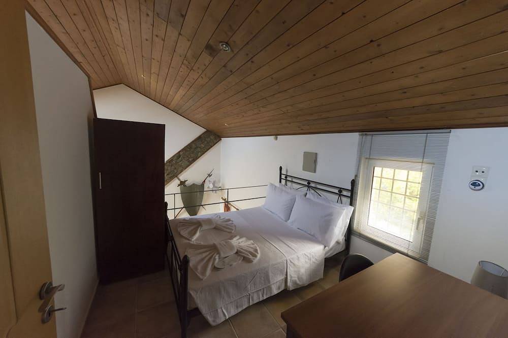 Kato Asites Villa is a 3-bedroom eco-friendly villa with a private pool in Iraklio-Heraklio region