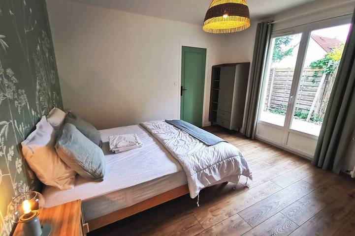 Large country house with heated pool, wooded grounds, lovely terrace. in Sault-Saint-Remy, Ardennen