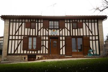 Gîte pour 12 personnes, avec jardin dans Voillecomte