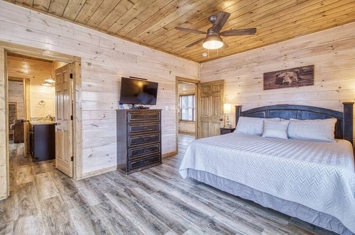 Log cabin for 20 people, with hot tub and pool as well as balcony in Pigeon Forge