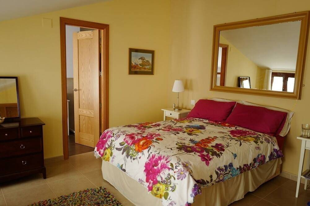 Villa-Design-Ensuite mit Dusche-Bergblick in Alájar, Sierra de Aracena y Picos de Aroche