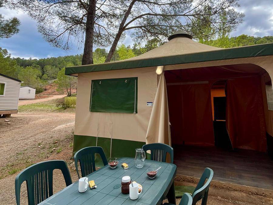 Flower Camping Les Cadenières - Bungalowzelt 5 personen - Zeltbungalow Standard 20m² 2 Schlafzimmer - gemeinsame Sanitäranlagen - ohne Klimaanlage 1/5 pers. in Villecroze, Draguignan Region