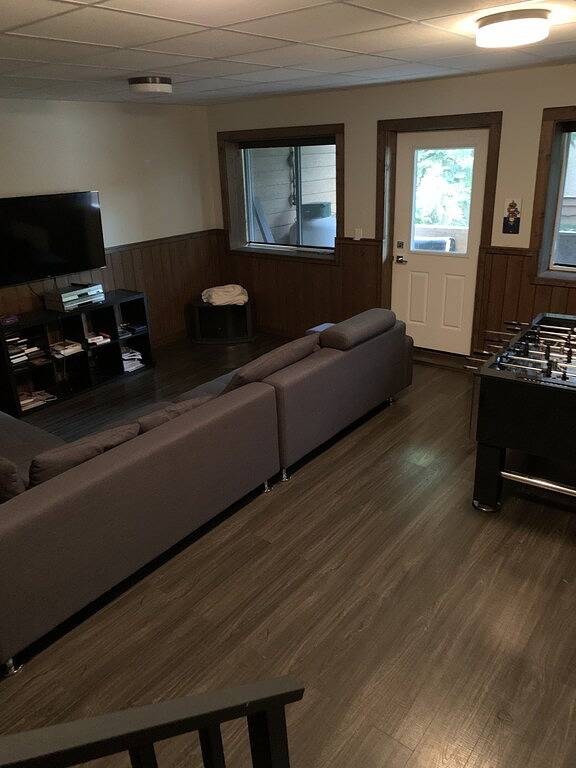 Beautiful cabin with hot tub, steam room, deck & directly across from ski lifts\n in Fraser Valley Regional District