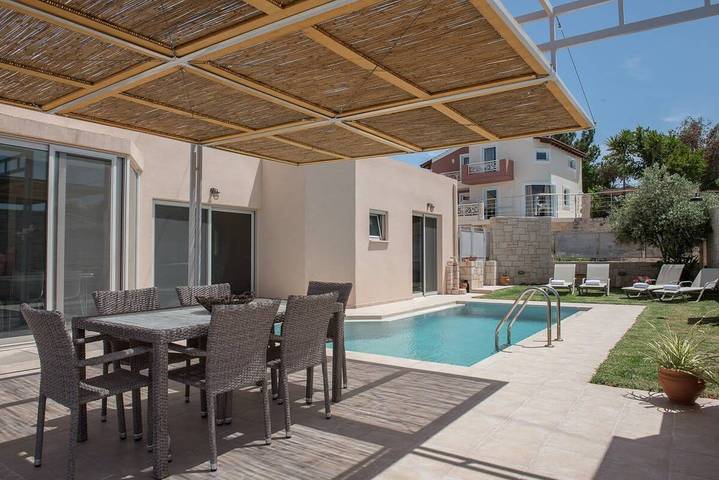 Location de vacances pour 6 personnes, avec jacuzzi ainsi que jardin et piscine dans Stalos - 4