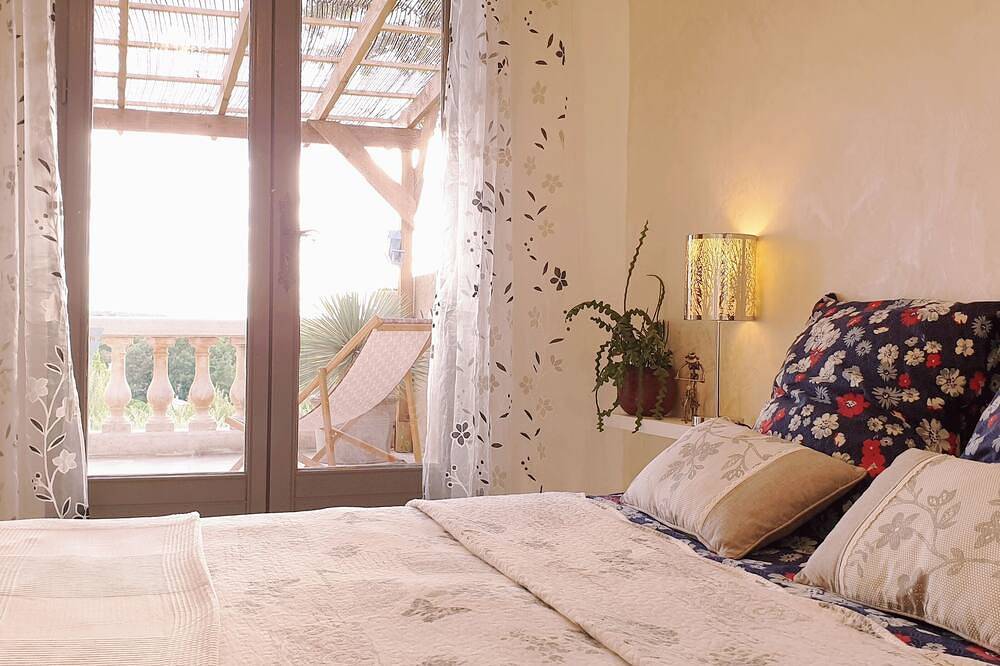 Air-conditioned luxury farmhouse, heated pool,sport hall, billiard table soccer, in Robion, Parc naturel régional du Luberon