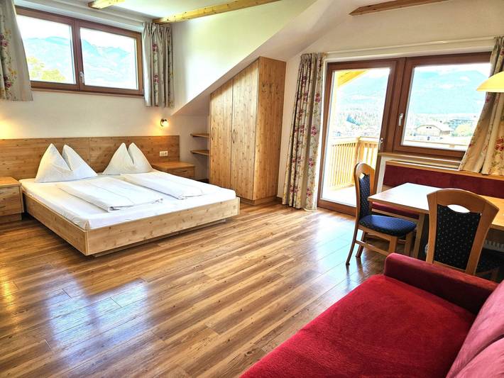 Ferienwohnung für 4 Personen, mit Balkon und Terrasse sowie Garten und Pool in den Pragser Dolomiten