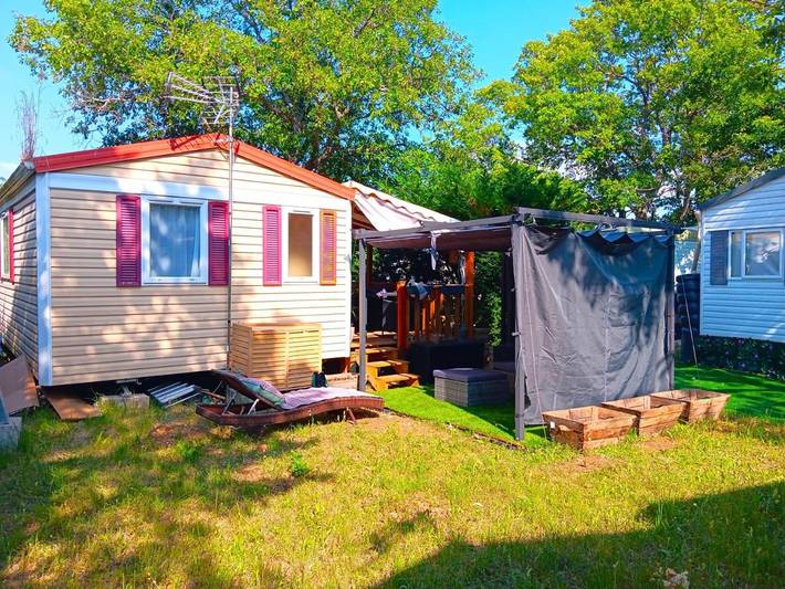 Camping pour 4 personnes, avec Terrasse ainsi que Jardin et Piscine