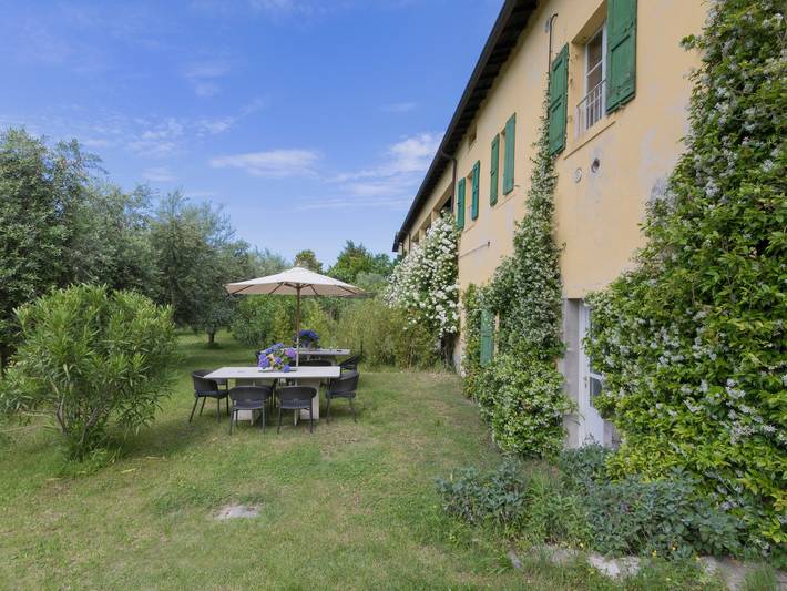 Entire apartment, 'Delicious House Michelangelo' Apartment with Shared Garden, Wi-Fi & Air Conditioning in Cavaion Veronese, Garda Mountains