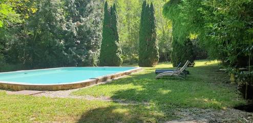 Cottage pour 4 personnes, avec vue sur le lac et jardin ainsi que vue et piscine dans Le Bas Ségala