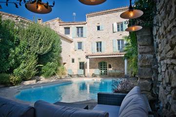 Cottage pour 8 personnes, avec piscine ainsi que jardin et vue, adapté aux familles à Collorgues
