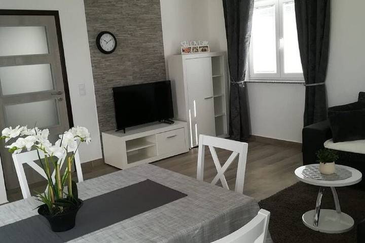 Ferienwohnung für 5 Personen, mit Terrasse und Garten in Karlobag