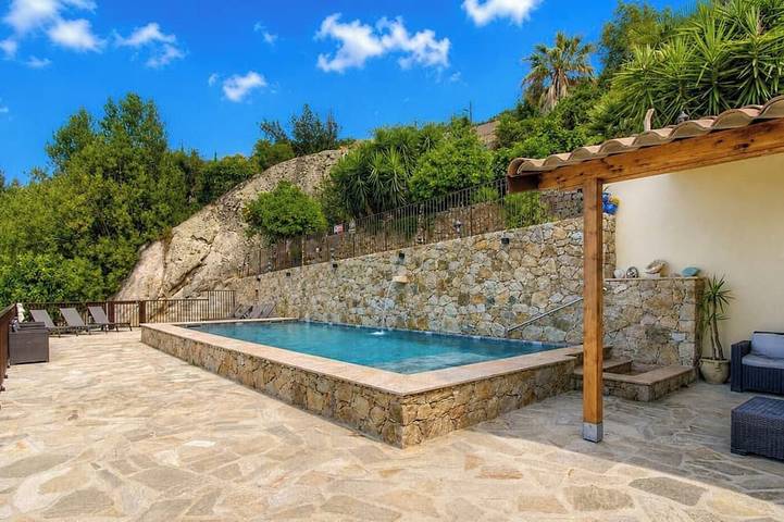 Location de vacances pour 3 personnes, avec Terrasse ainsi que Jardin et Piscine à Costa