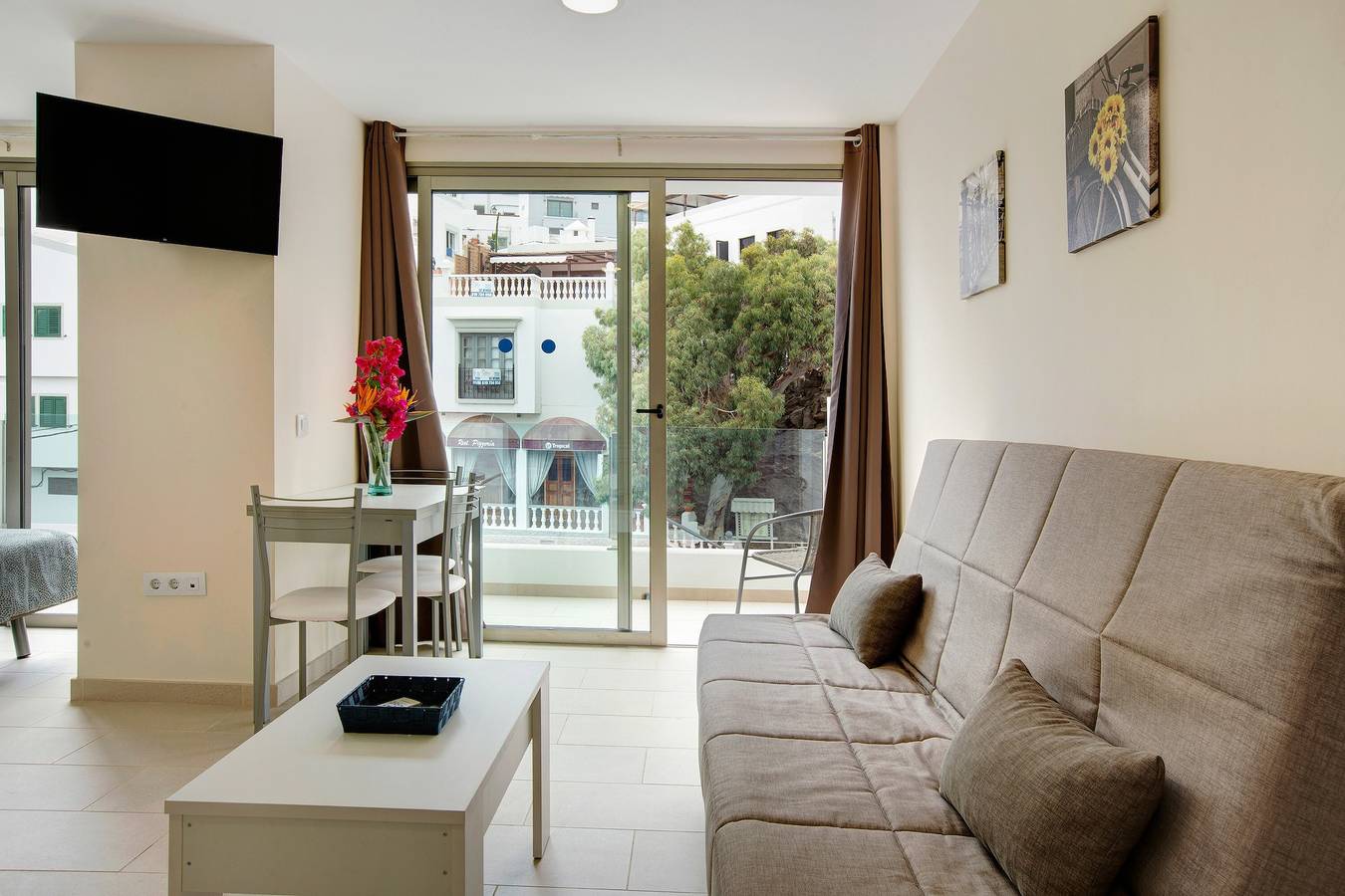 Apartamento entero, Apartamento Albamar 1C con vistas a la montaña, Wi-Fi, aire acondicionado, balcón y terraza in Puerto de Mogan, Lomo Quiebre
