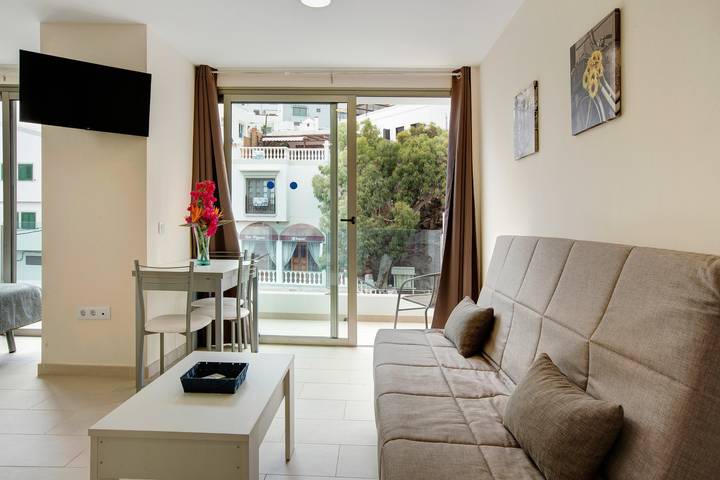 Apartamento entero, Apartamento Albamar 1C con vistas a la montaña, Wi-Fi, aire acondicionado, balcón y terraza in Puerto de Mogan, Mogán