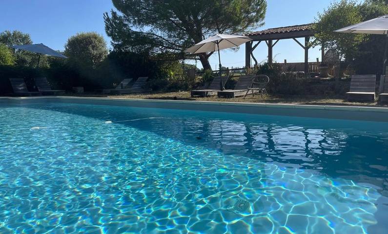 Chambre d’hôte pour 2 personnes, avec Terrasse et Jardin ainsi que Piscine et Vue à Castelnau-sur-l'Auvignon