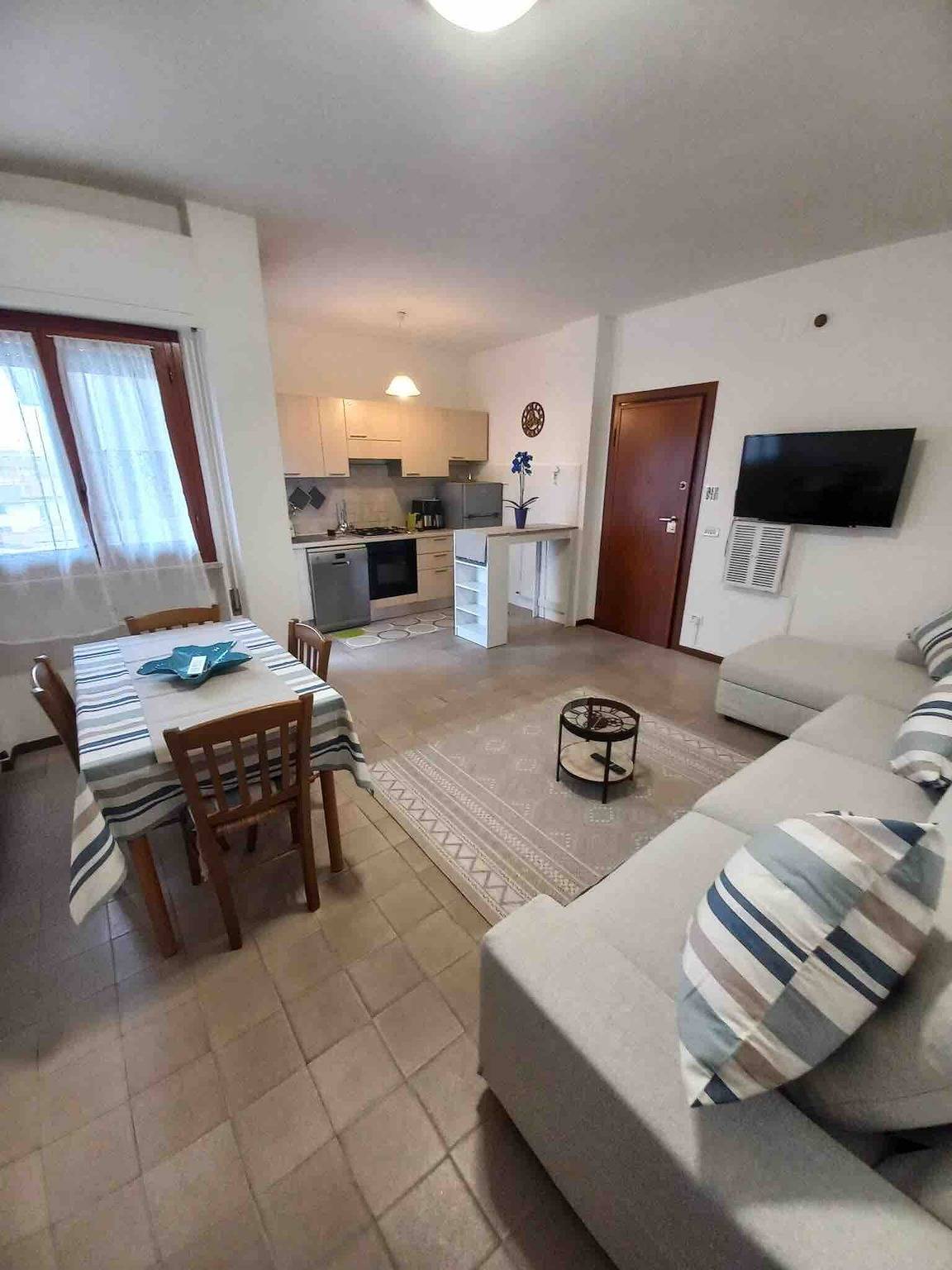 Ganze Wohnung, Ferienwohnung 'Fronte Mare' mit Balkon, Wi-Fi und Klimaanlage in Lido di Camaiore, Italienische Riviera