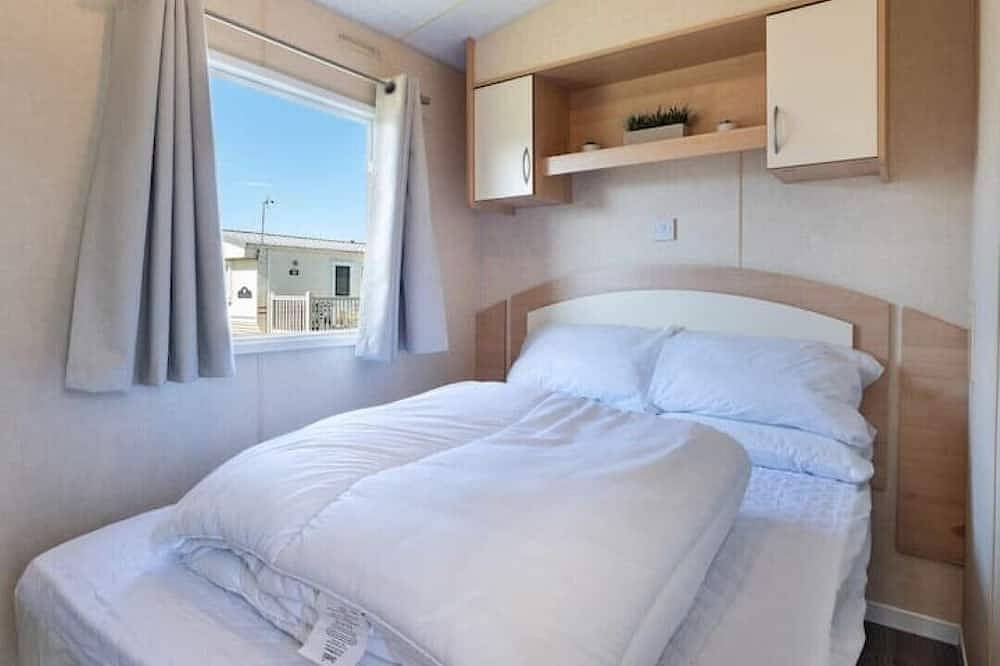 Dog Friendly* Lovely Caravan by the Beach, 4 Berth, Towyn, North Wales in Towyn, Conwy region