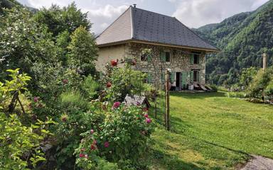 Gîte pour 6 personnes, avec terrasse ainsi que vue et jardin, animaux acceptés à Corbel