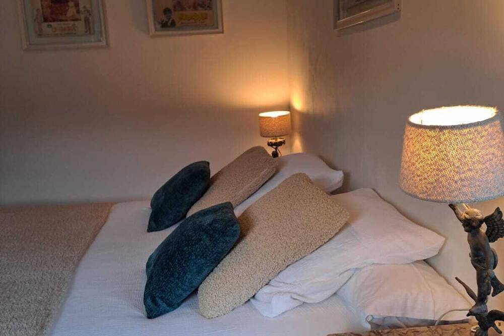 Renovated Farm House Bed  breakfast close to Macon in Grièges, Bourg-en-Bresse region