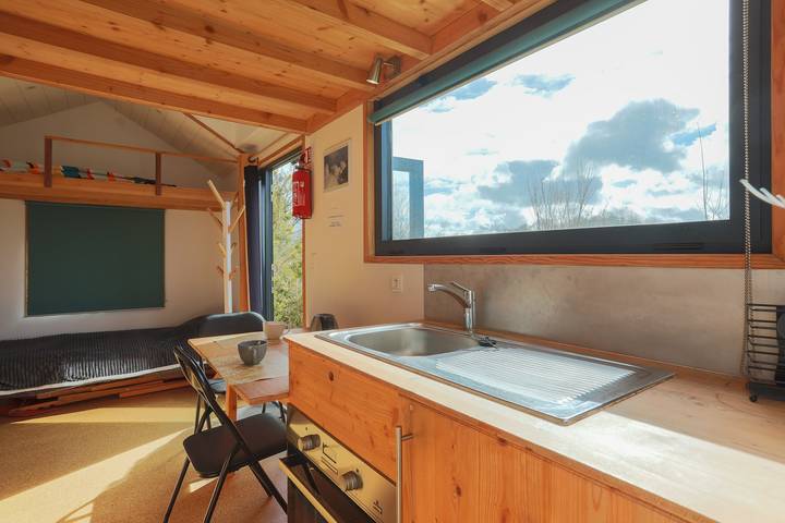 Tiny House 'Très Jolie Tout Confort' avec terrasse privée, jardin privé et Wi-Fi in Bégard, Région de Guingamp