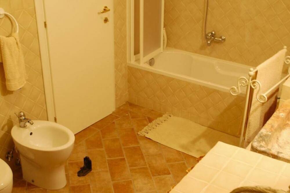 Podere Torre, independent residence with 3 apartments. Ac. salt water pool in Palaia, Pisa Provinz