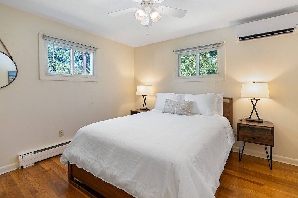 Charming, Newport Cottage Near the Beaches - Sleeps 6 in Middletown, Newport County