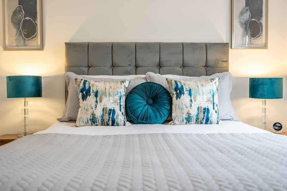 The Ebor House  - sleeps 7 guests in 3 bedrooms with hot tub in York, Yorkshire and the Humber
