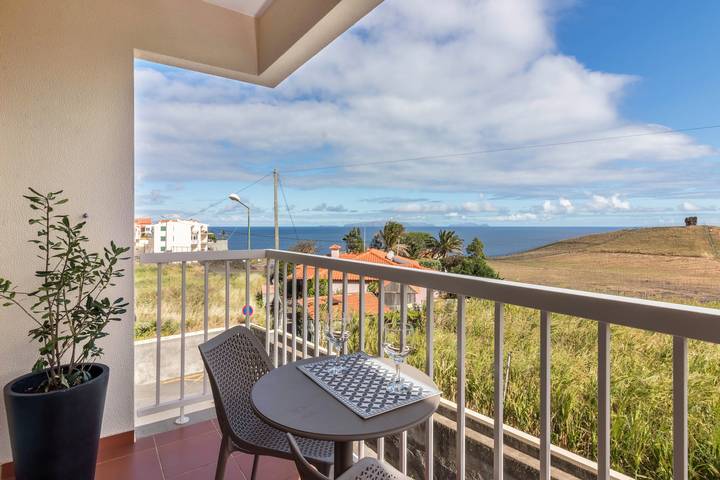 Appartement entier, Appartement "Avec la vue sur la mer" avec balcon et Wi-Fi in Caniço, Île de Madère