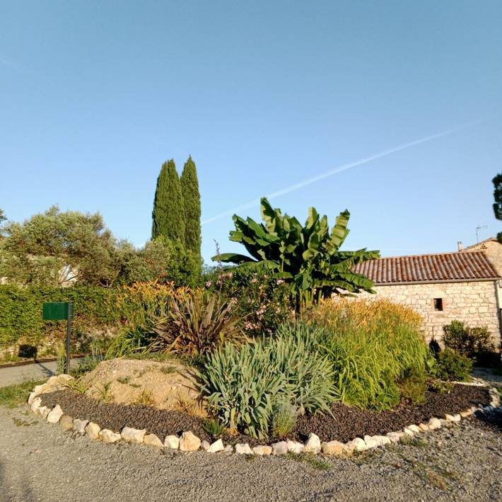 Gîte pour 4 personnes, avec terrasse ainsi que piscine et jardin à Berrias-et-Casteljau - 2