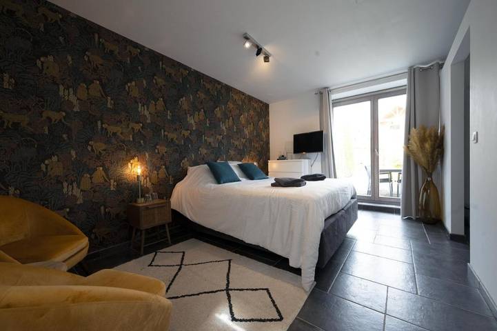 Chambre d’hôte pour 4 personnes, avec Jacuzzi et Terrasse ainsi que Jardin et Piscine à Philippeville