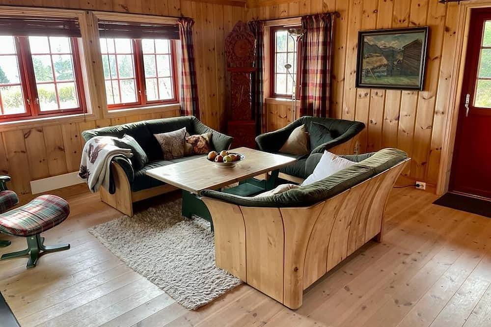 Hyggelig Hytte med Sauna og Innendørs Boblebadekar. Nær Skibakken og Sommarland in Bø