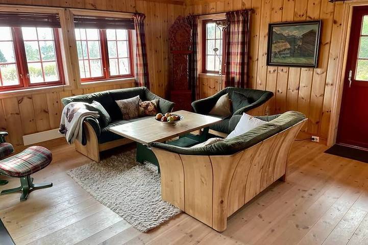 Hyggelig Hytte med Sauna og Innendørs Boblebadekar. Nær Skibakken og Sommarland in Bø
