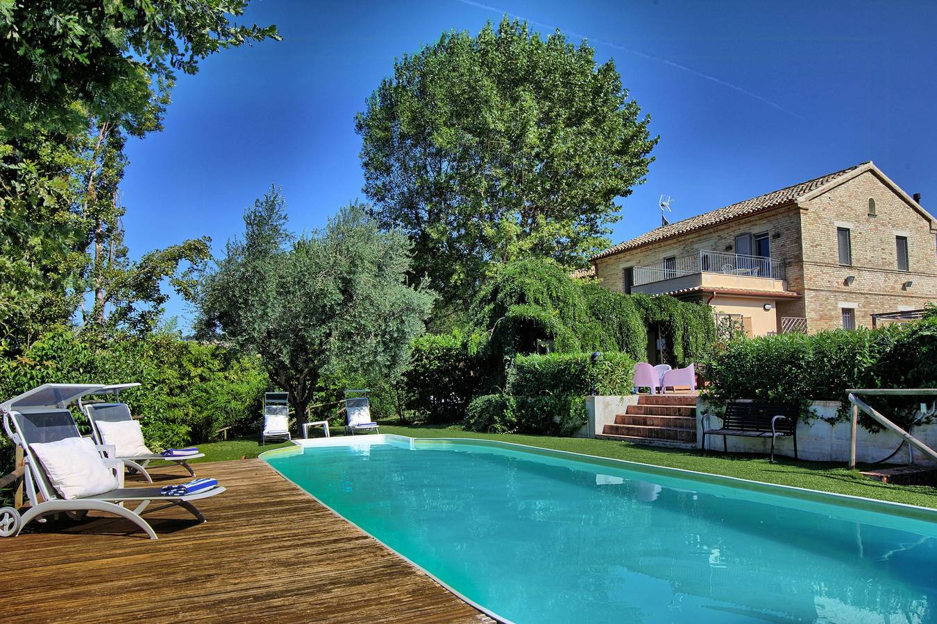Villa mit Glyzinienveranda in den Marken in Ostra, Ancona Provinz