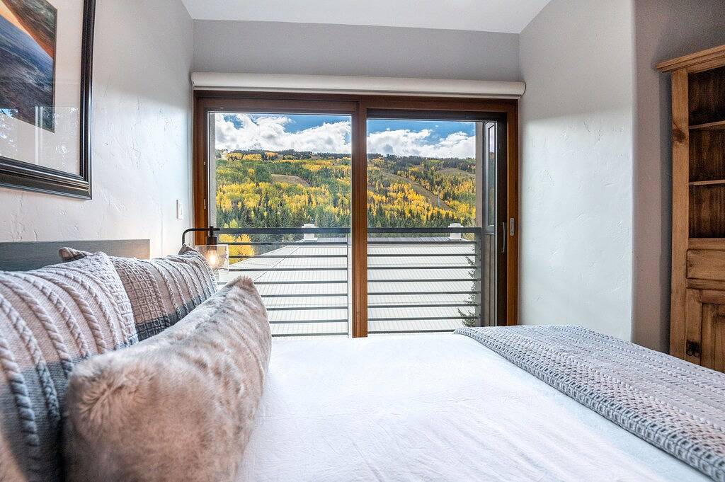 Ganze Wohnung, Luxury, Remodeled Retreat w/ Ski Slope Views Throughout! Walk to Gondola & Shops in Vail Ski Resort, Vail