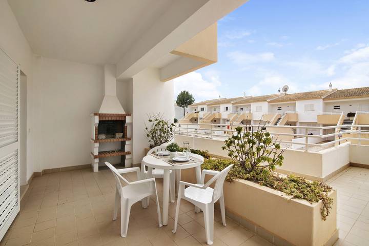 Entire apartment, Apartment "Aldeia da Galé T0 804" with Pool, Balcony, Bbq, Garden & Tennis Court; Pet Friendly in Guia, Faro District