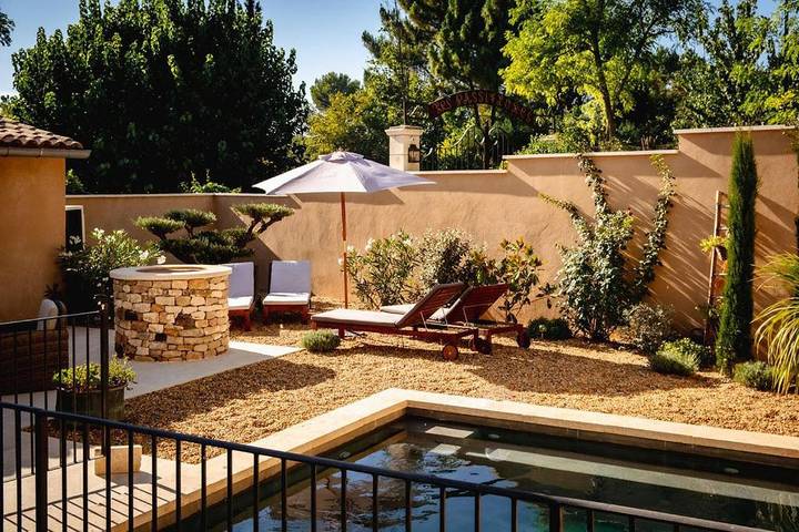 Chambre d’hôte pour 2 personnes, avec Terrasse et Jardin ainsi que Piscine et Vue à Roussillon