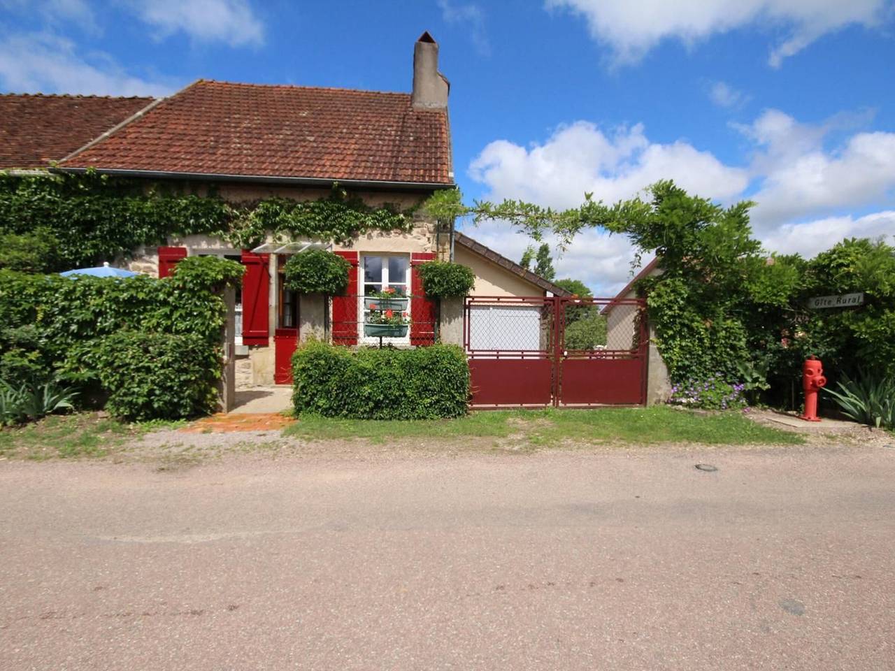 Einstöckiges Haus mit Garten, Haustiere erlaubt in Bazoches, Naturpark Morvan