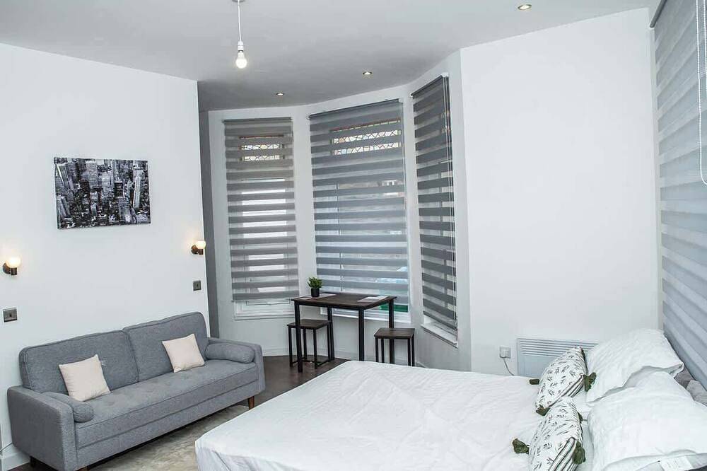 Entire apartment, Studio in Buckinghamshire with Secured Parking in Aylesbury, Buckinghamshire