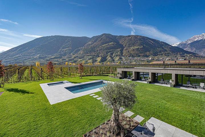 B&b voor 3 personen, with Balkon and Terras as well as Whirlpool and Tuin in Meran