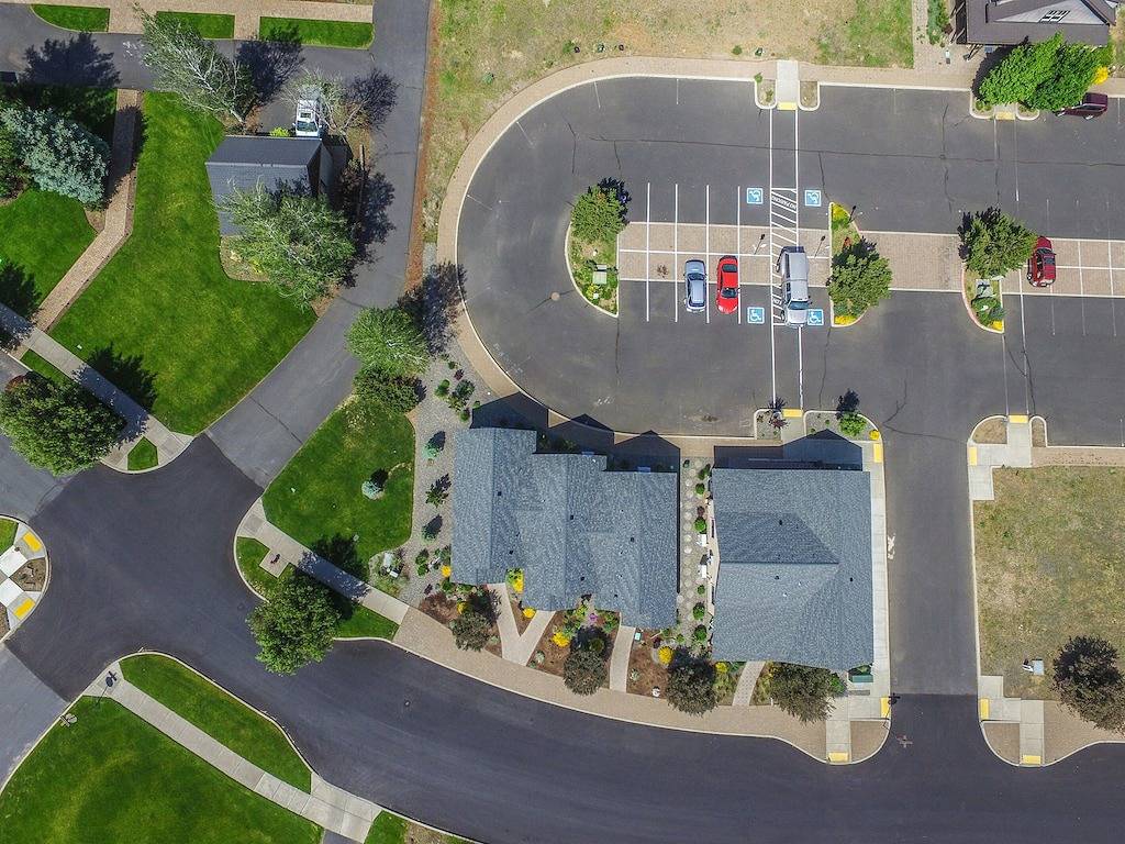 Ganze Wohnung, Neu gebaut und gelistet, makellos sauber, Aussicht, 1 Block in die Stadt, Haustiere ok, wunderschön! in Sisters, Black Butte Ranch