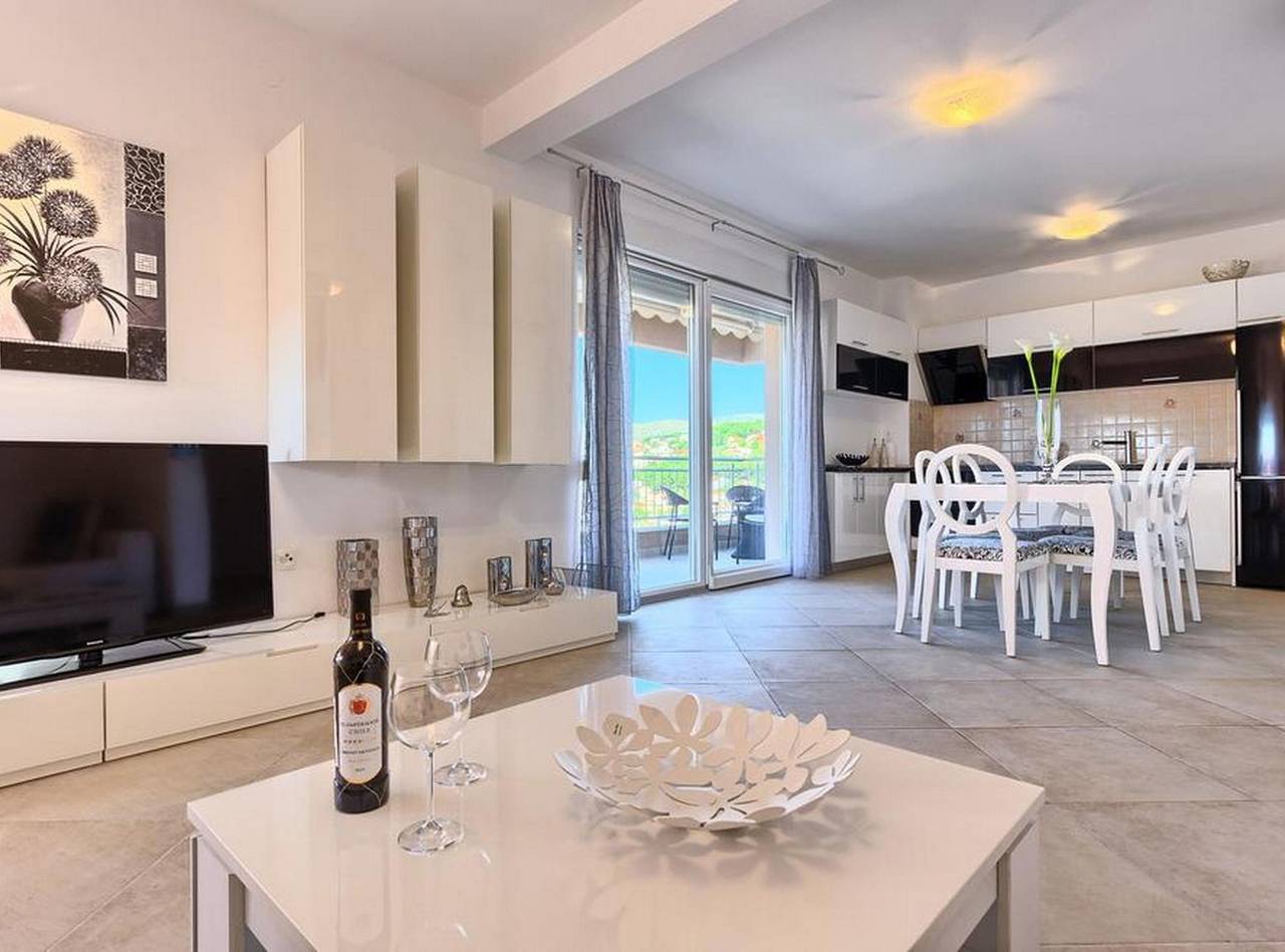 Ganze Wohnung, Ferienwohnung für 6 Personen mit Garten in Okrug Gornji, Ciovo