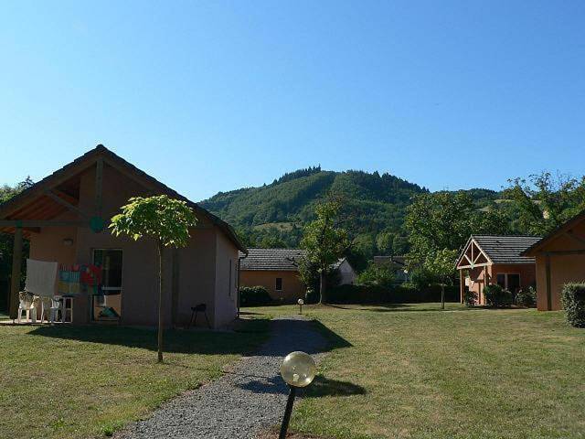 Parc de vacances pour 4 personnes, avec Terrasse et Jardin ainsi que Piscine et Vue dans Saint-Geniez-d'Olt-et-d'Aubrac