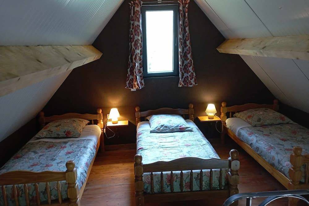 Cabane maxi tiny, gite et chambres au calme en lisière de forêt avec étang pêche in Alligny-en-Morvan, Parc naturel régional du Morvan