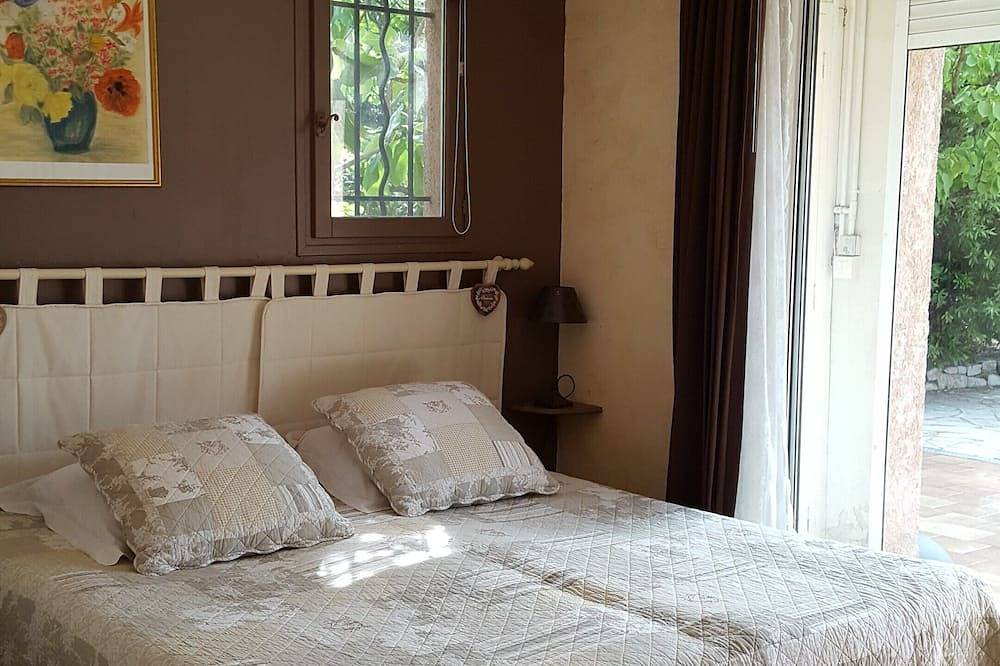 Ganze Wohnung, Ebenerdige, freistehende Villa in einem Wohnviertel, privatgarten u. -Pool in Le Muy, Draguignan Region